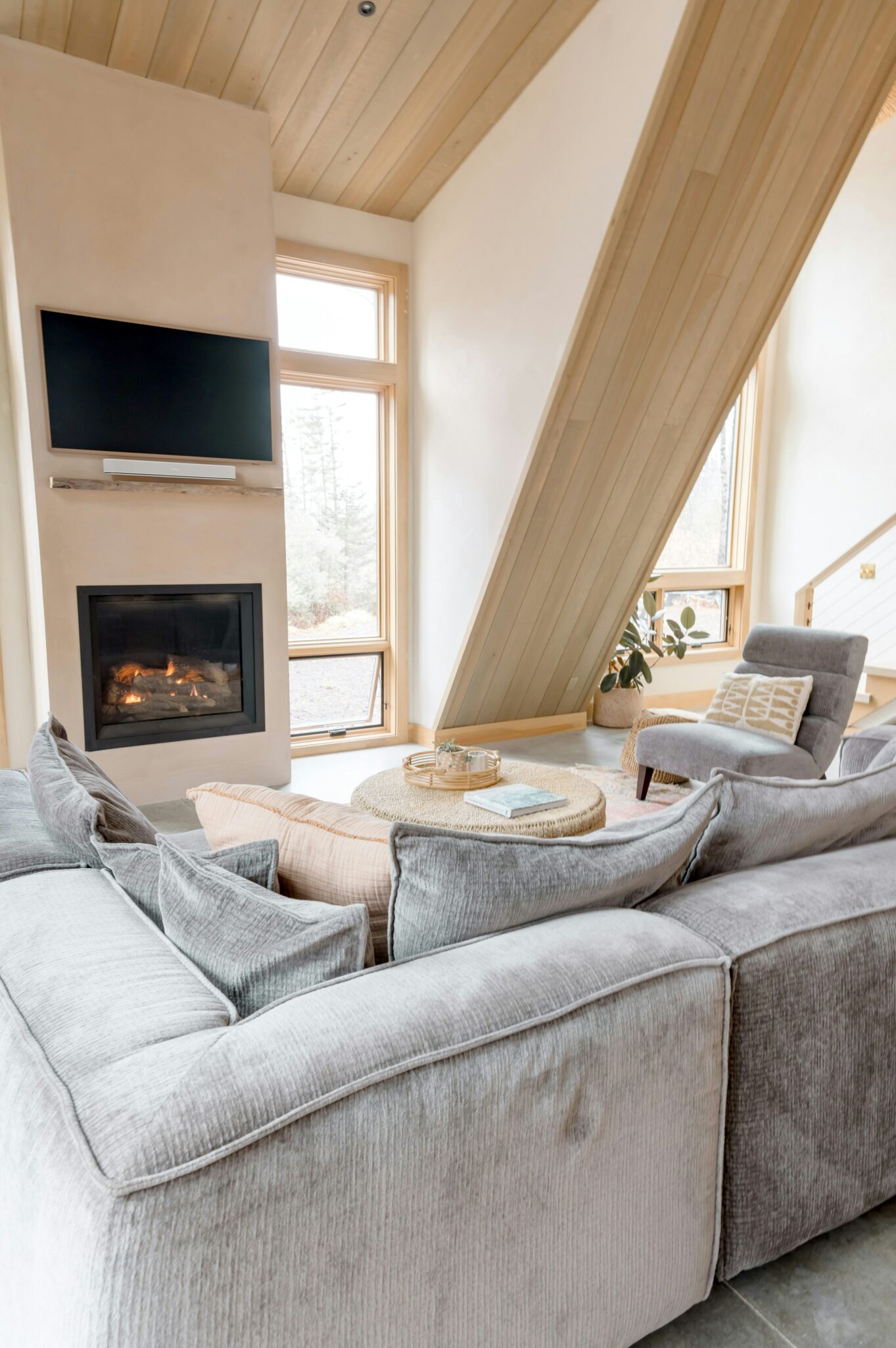 Salon avec cheminée contemporaine et mur épuré