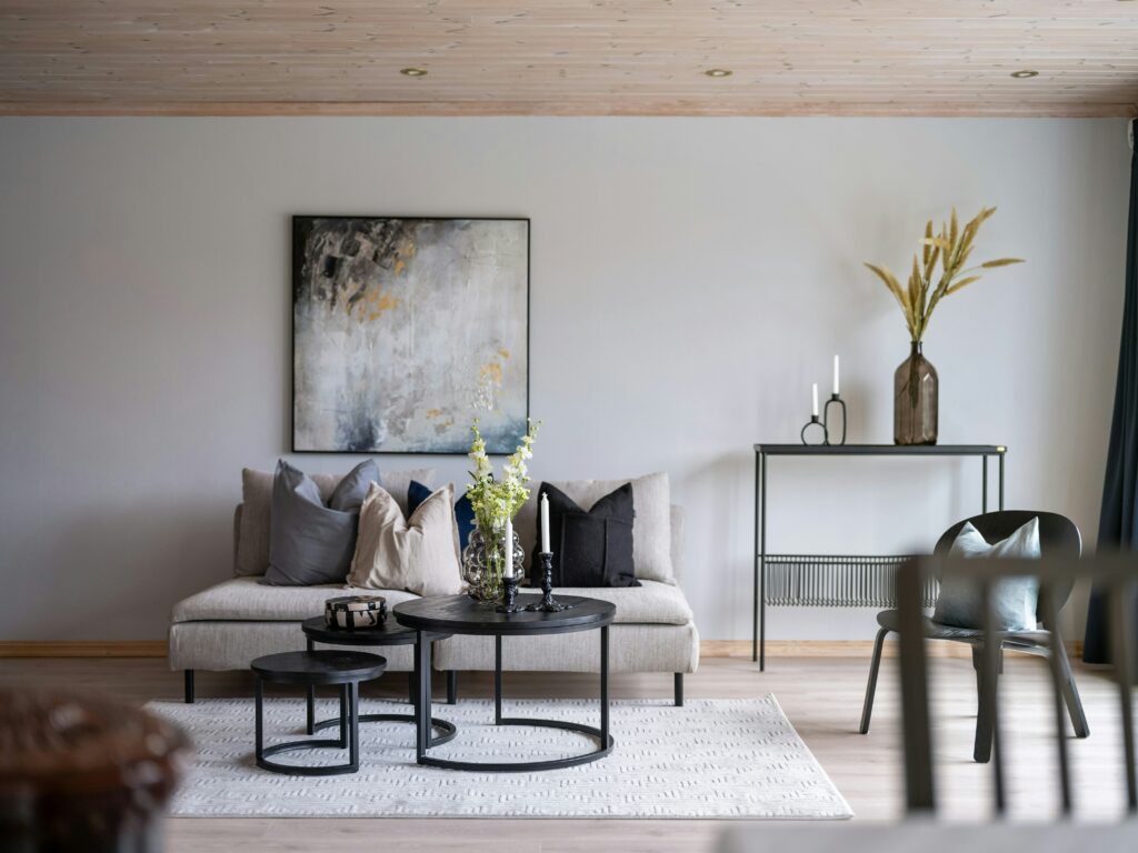 Salon design avec grandes ouvertures – décoration intérieure haut de gamme