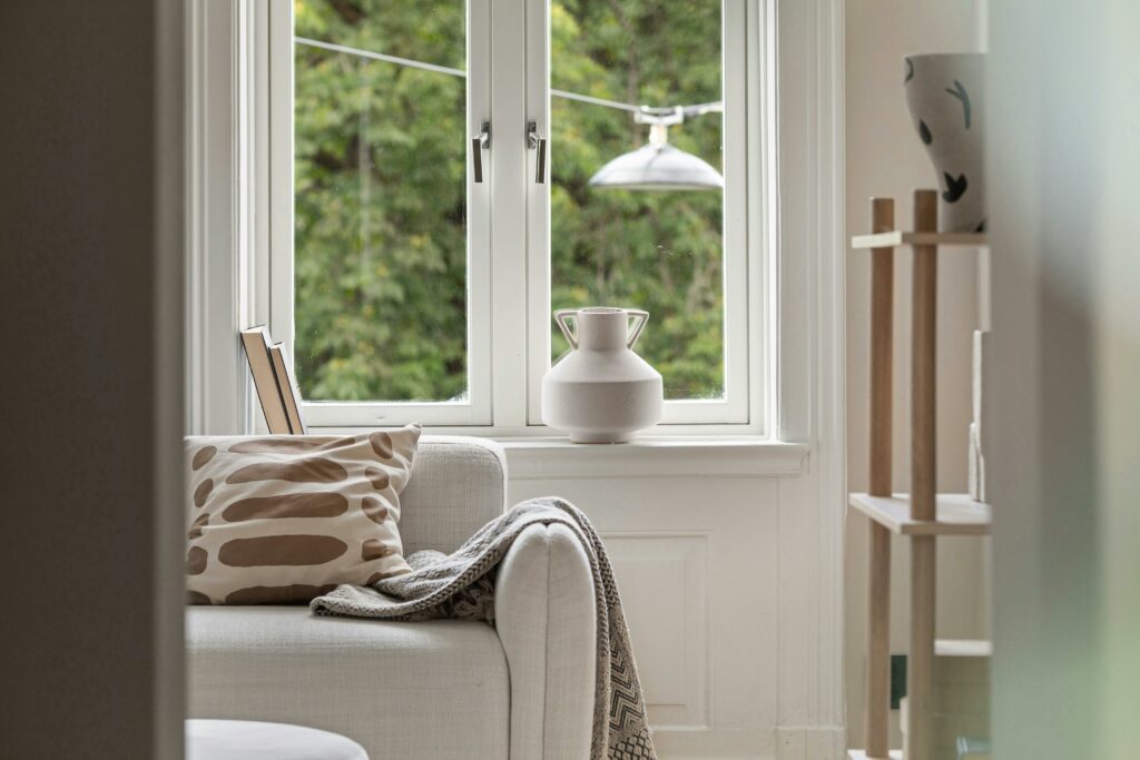 Salon lumineux et intemporel – design intérieur Ploërmel