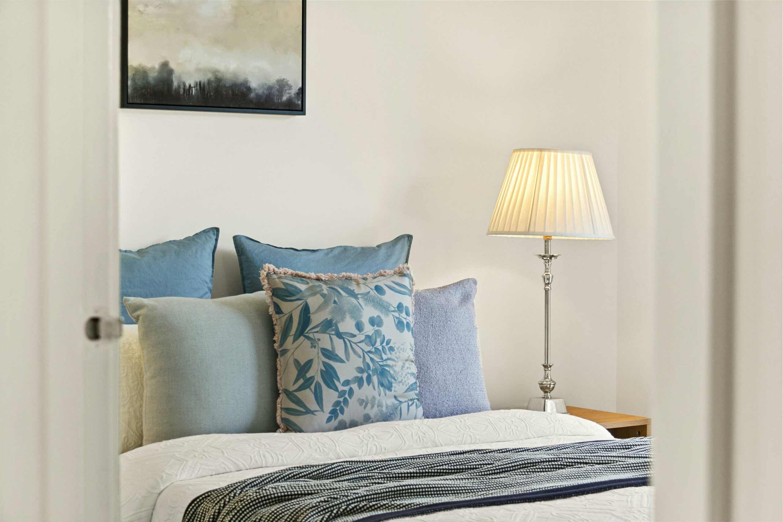 Suite parentale chaleureuse, lit et têtes de lit