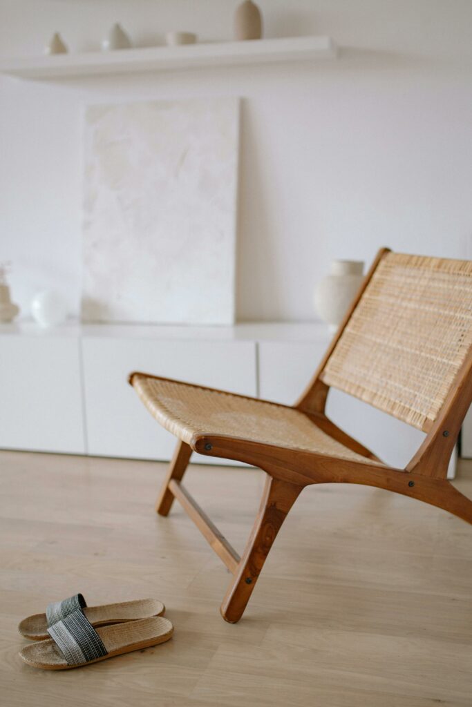 Fauteuil scandinave dans un coin lecture chaleureux